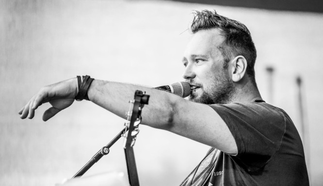 Attila Reißmann stellt neues Album „LILA“ in Freiburg vor