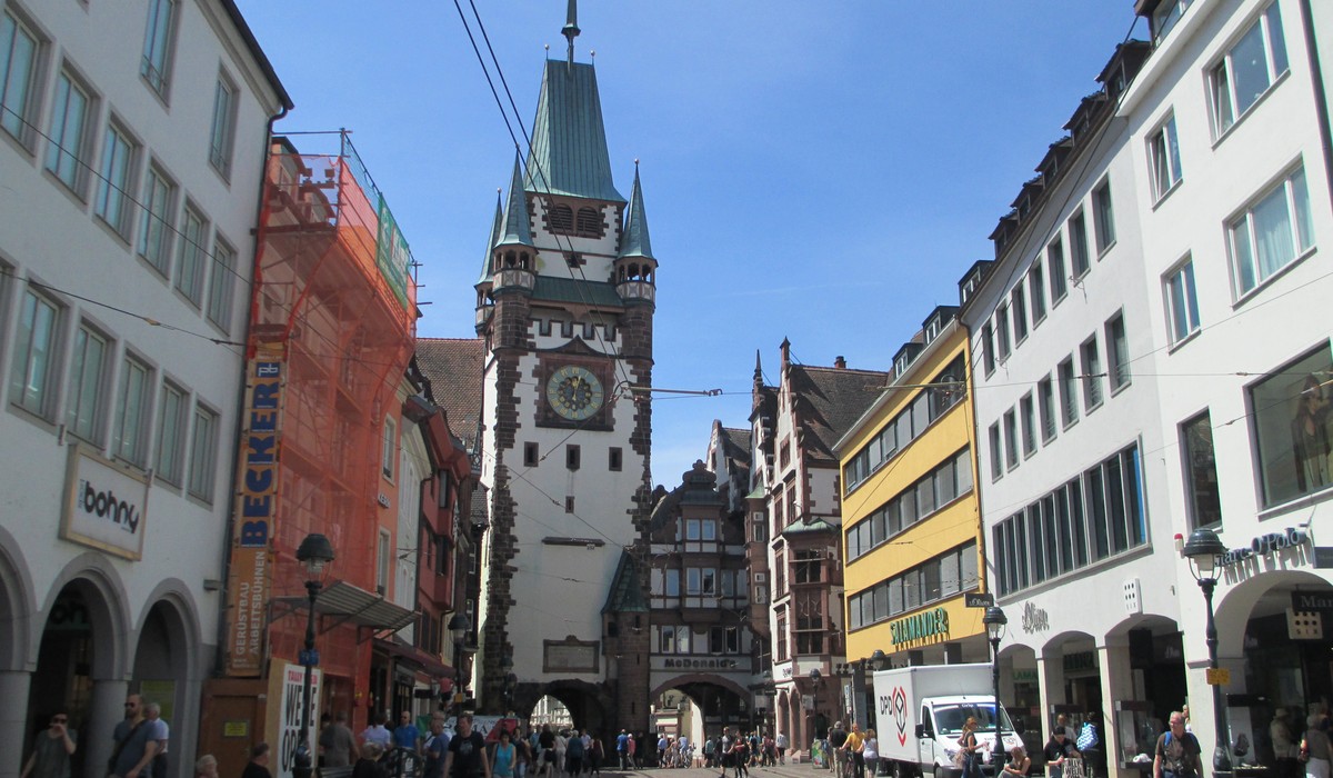 Freiburg beleuchtet Martinstor zum Internationalen Tag der Aufklärung über ME/CFS