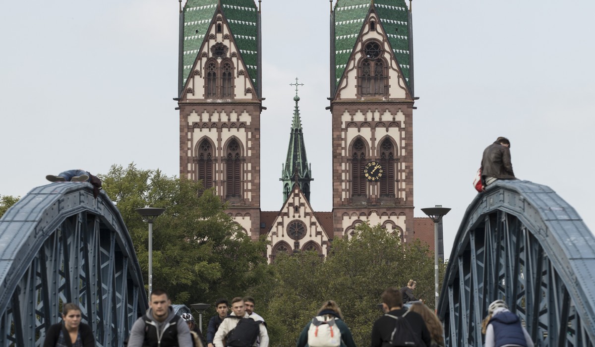 Graffitientfernung auf der Wiwili-Brücke führt am 15. Dezember zu Einschränkungen für Radfahrer Graffitientfernung auf der Wiwili-Brücke führt am 15. Dezember zu Einschränkungen für Radfahrer