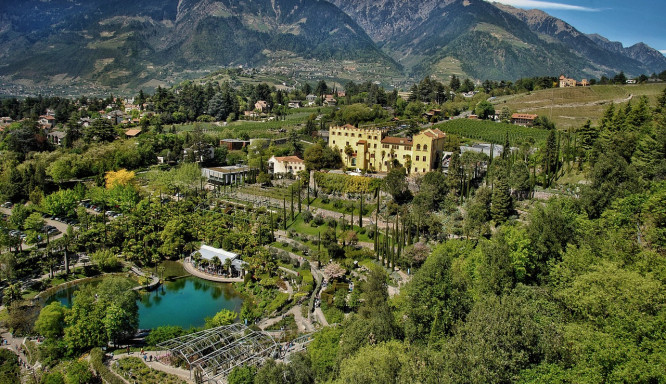 Meran im Herbst: Goldene Weinberge und alpine Erholung